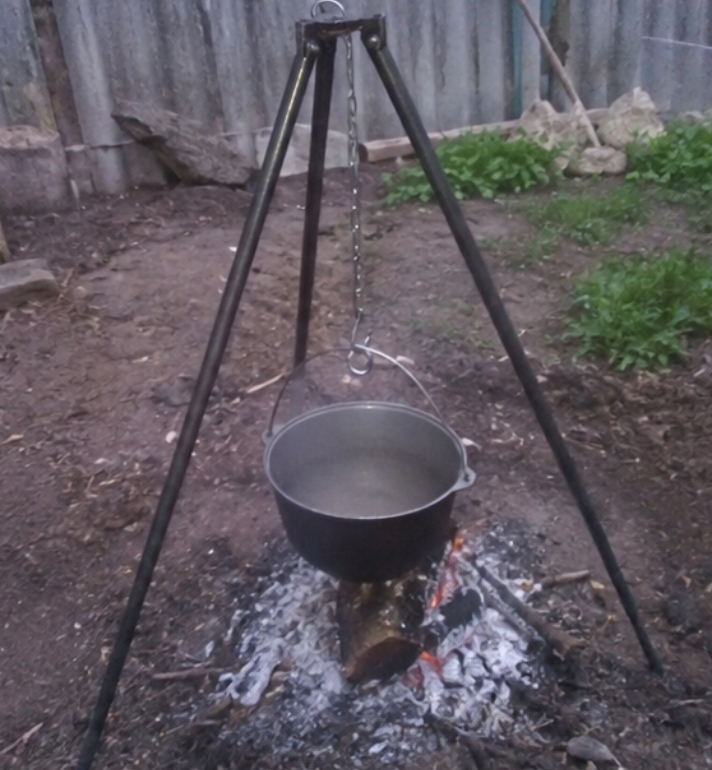 Тренога біля багаття